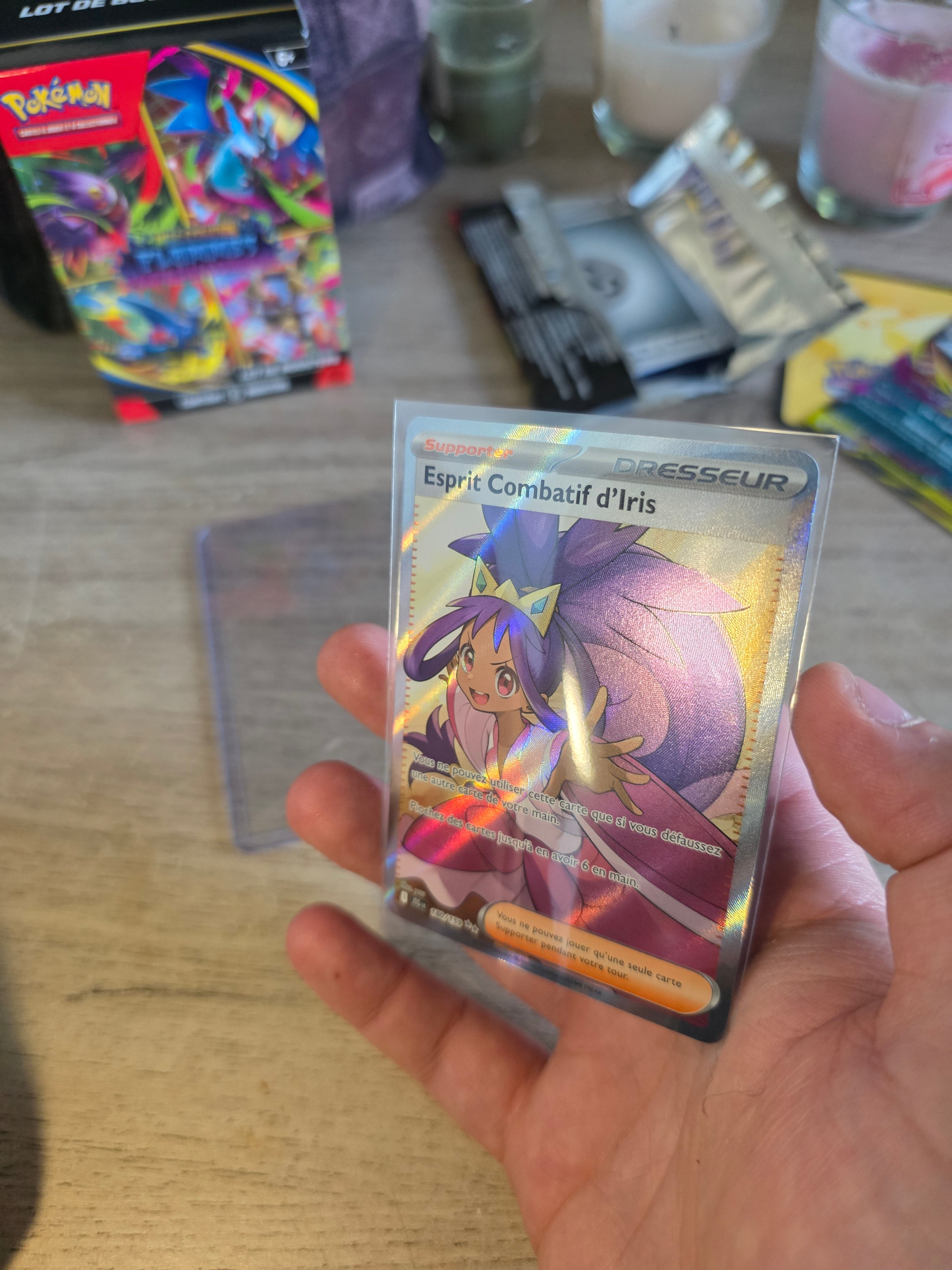 Contrôle qualité d'une carte Pokémon avant mise en pochette