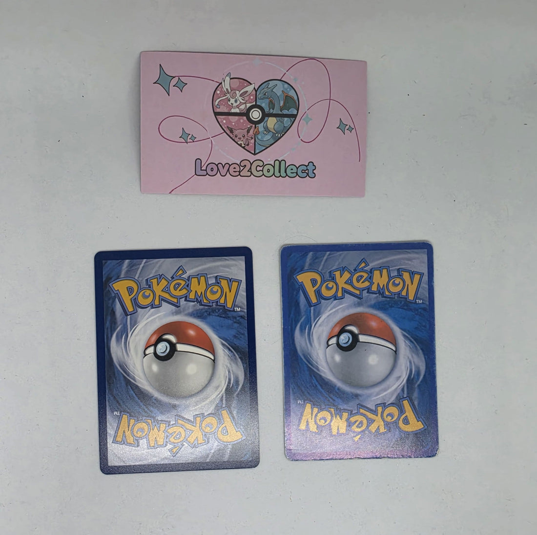 Deux cartes Pokémon côte à côte : une vraie et une fausse