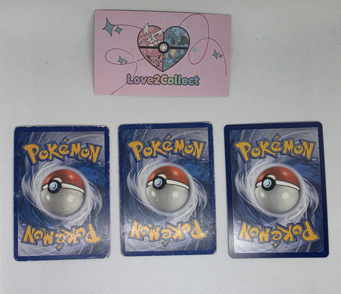 Trois cartes Pokémon montrant trois états de conservation différents