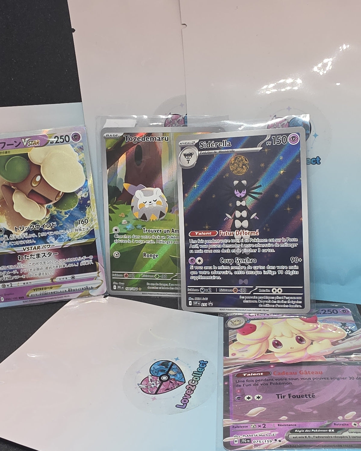 Lot de pochettes à thème kawaii de chez Love2Collect. On y vois les pochettes en fond et plusieurs autre cartes Pokémon