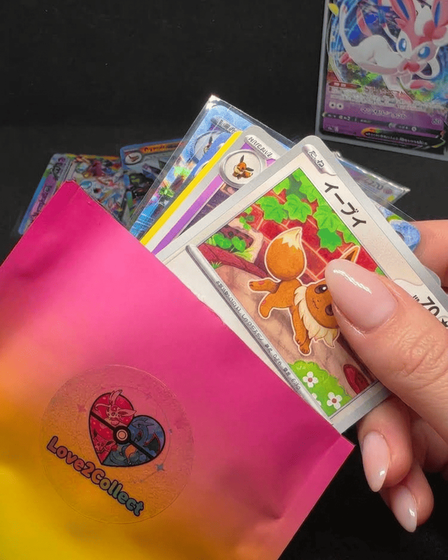 Photo d'une ouverture de pochette édition évolition. On y vois une main qui sort les cartes Pokémon de la pochette.