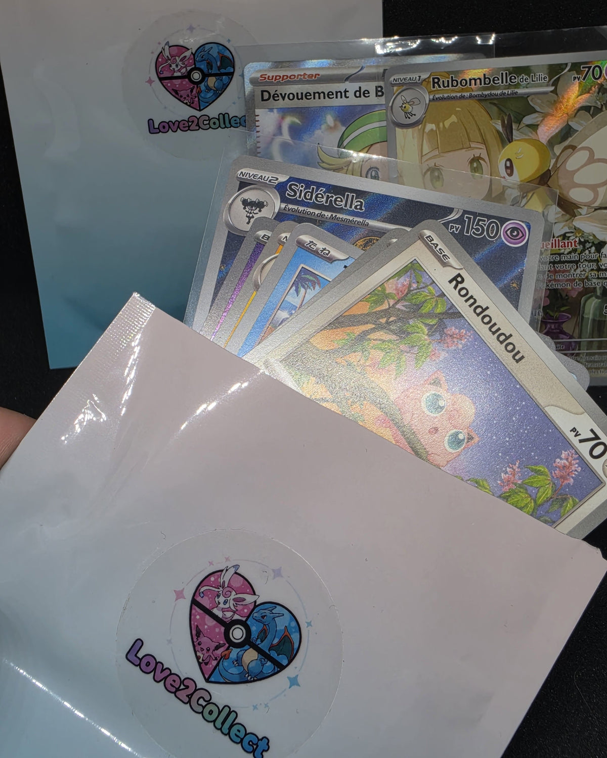 Pochette à thème kawaii de chez Love2Collect. On y vois la pochette ouverte avec les cartes Pokémon à l'intérieur